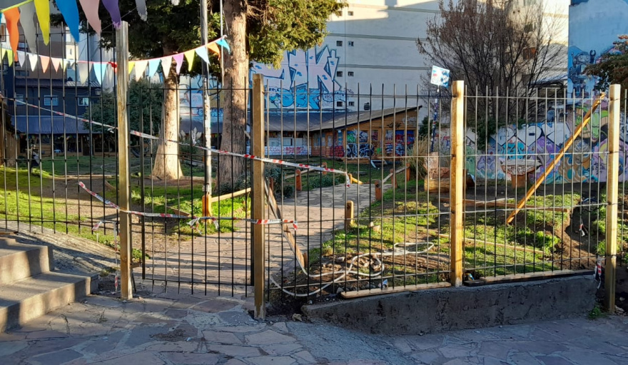 El municipio enreja el anfiteatro de Villegas y la decisión genera debate entre vecinos
