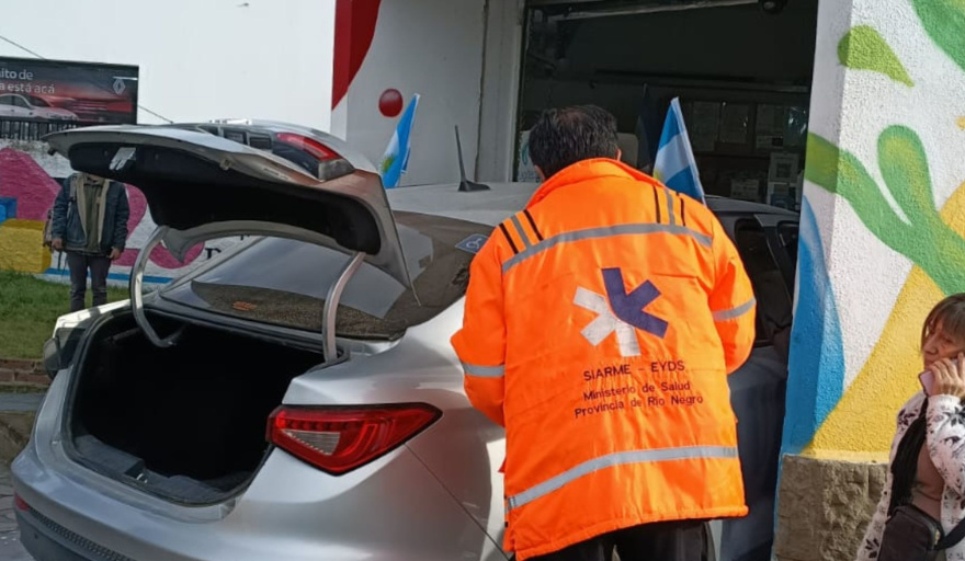 Impactante choque en el centro: un Uber terminó incrustado en una distribuidora