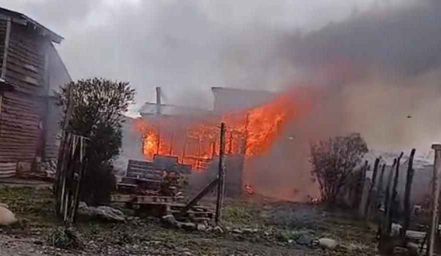 Incendio en el barrio 29 de septiembre: una vivienda quedó destruida