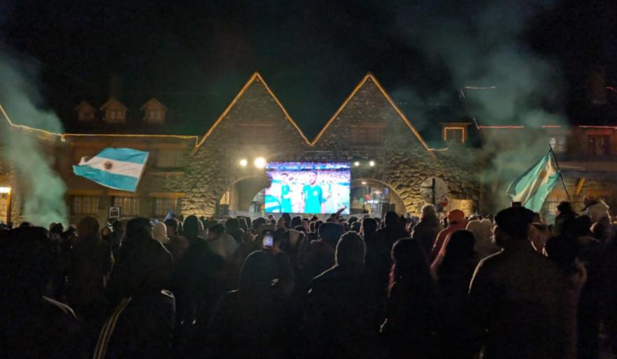 Bariloche se prepara para vivir otra noche de Mundial: Argentina se juega el pase a semifinales ante Suiza