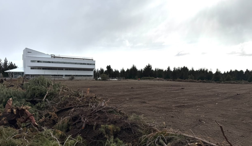 Con recursos propios, el Municipio acondicionó el estacionamiento del nuevo campus de la UNRN