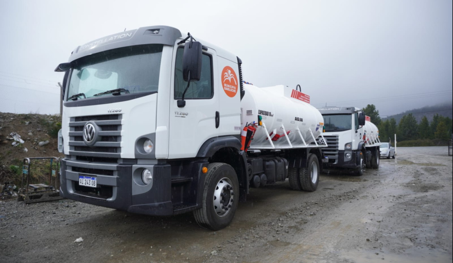 Más agua para el fuego y para los barrios: el Municipio suma dos camiones aguateros antes de que arranquen los días de calo