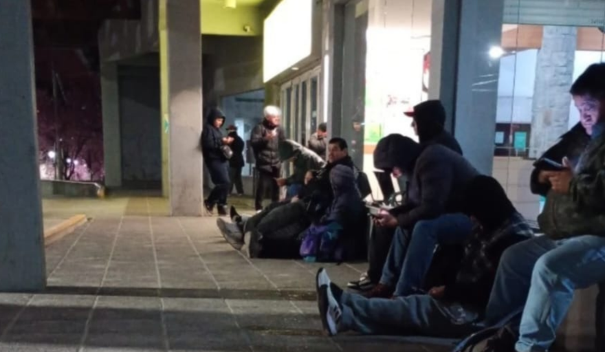 El forobardo estalló por el sistema de turnos del Hospital Zonal Bariloche: "nos tienen afuera como animales"